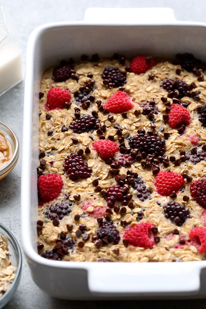 Easy Dark Chocolate Berry Baked Oatmeal: Naturally Sweetened & Comforting